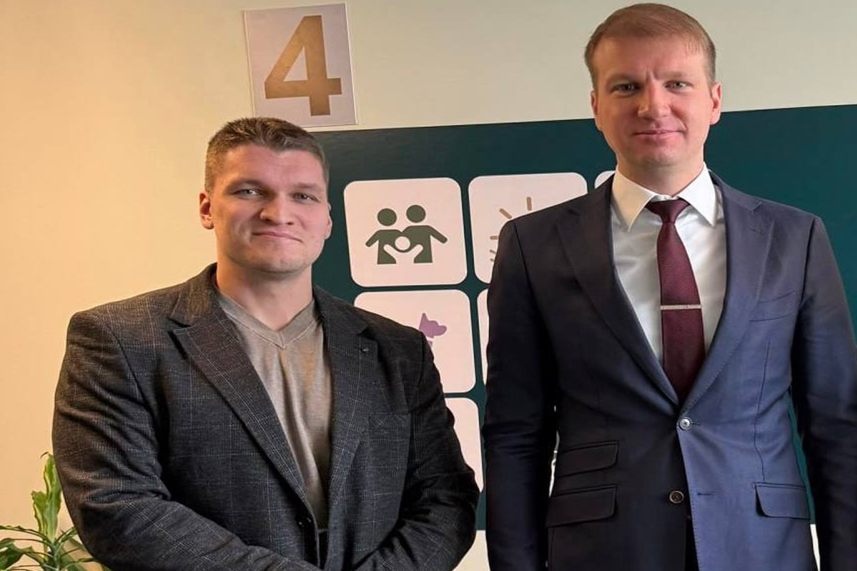 Artūrs Burinskis tikās ar ministru Kasparu Melni